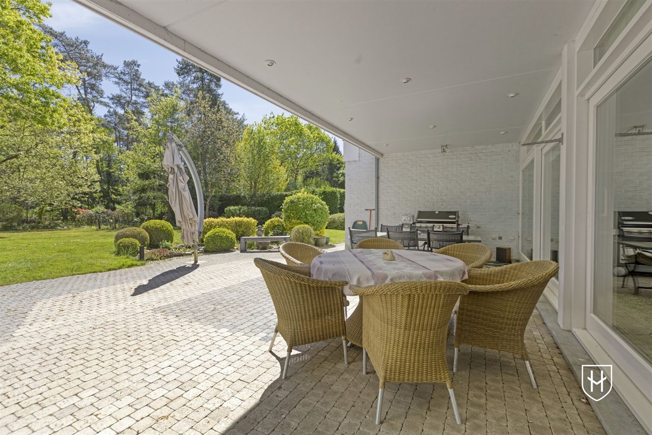 Architecturale villa met riante garage voor 10 wagens en binnenzwembad, op een schitterend perceel van 28a 89ca, prominent gelegen in vermaarde villawijk te Maasmechelen