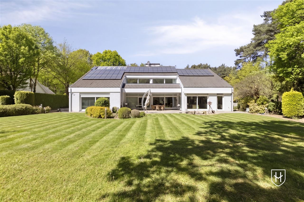 Architecturale villa met riante garage voor 10 wagens en binnenzwembad, op een schitterend perceel van 28a 89ca, prominent gelegen in vermaarde villawijk te Maasmechelen
