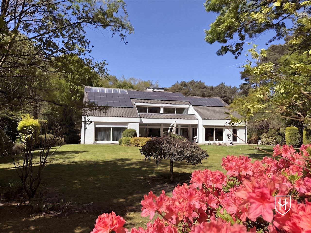 Architecturale villa met riante garage voor 10 wagens en binnenzwembad, op een schitterend perceel van 28a 89ca, prominent gelegen in vermaarde villawijk te Maasmechelen