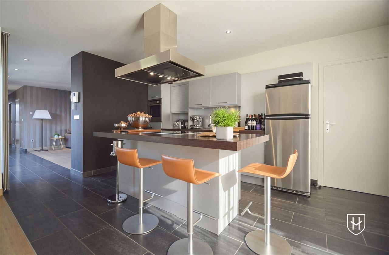 Schitterend penthouse met autostandplaats en riant terras, uniek gelegen in het historische stadscentrum van Stokkem