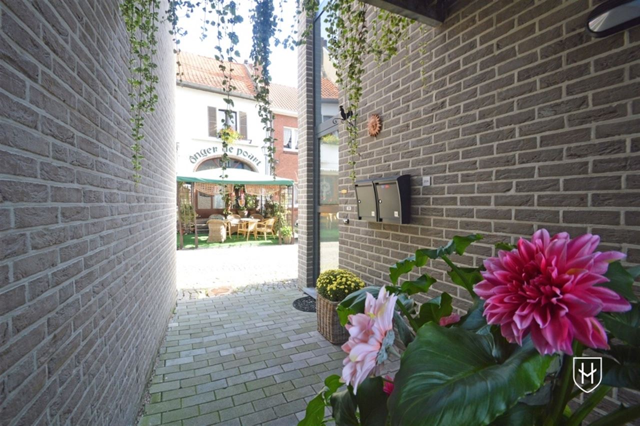 Schitterend penthouse met autostandplaats en riant terras, uniek gelegen in het historische stadscentrum van Stokkem