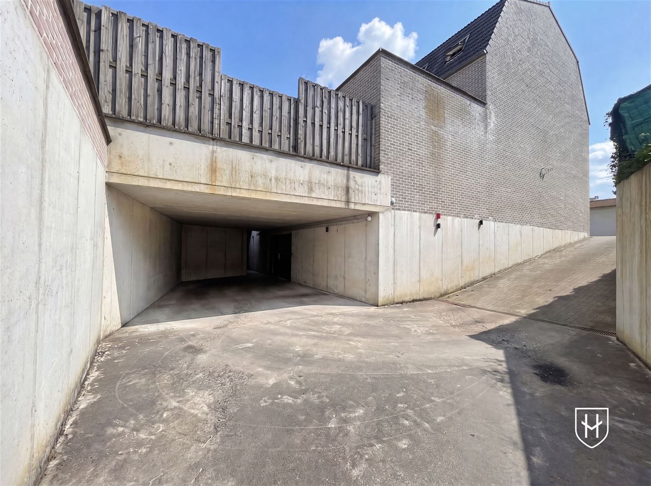 Schitterend penthouse met autostandplaats en riant terras, uniek gelegen in het historische stadscentrum van Stokkem