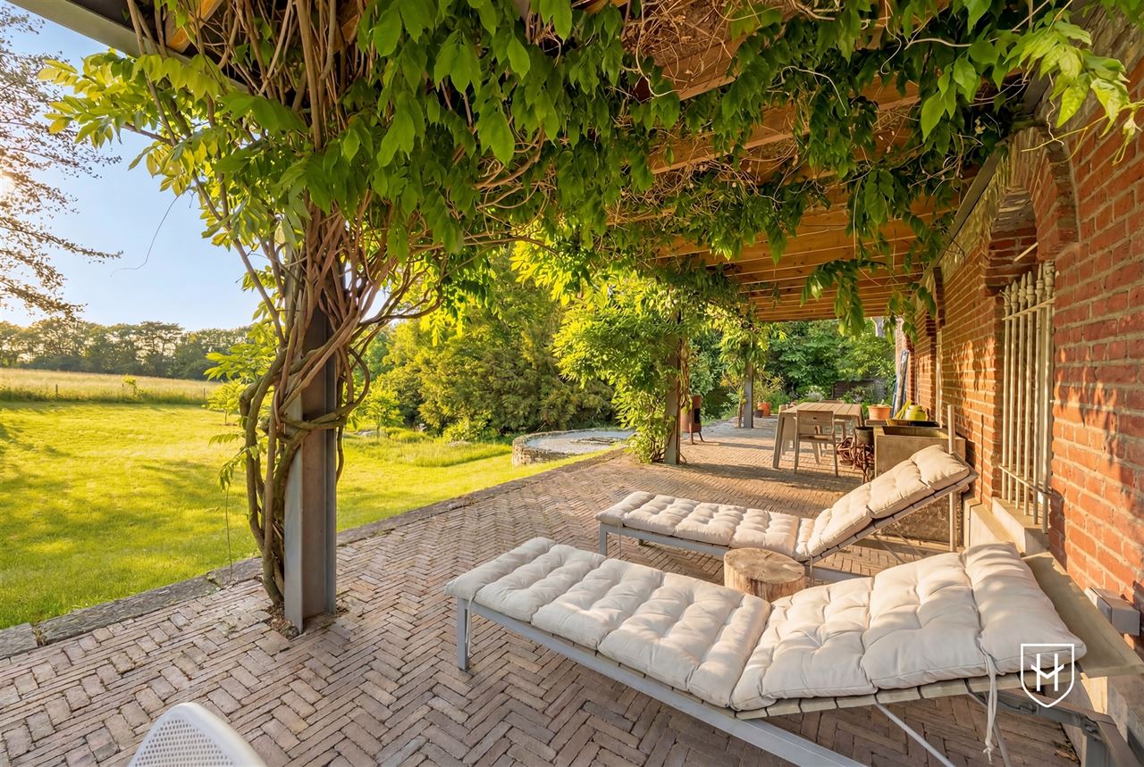 Historic mansion with guest house on a privileged location in an idyllic and natural setting in Visé