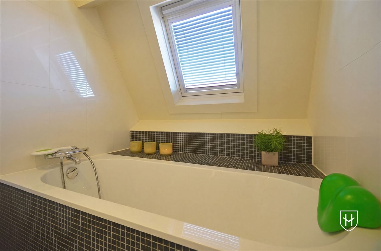 Schitterend penthouse met autostandplaats en riant terras, uniek gelegen in het historische stadscentrum van Stokkem