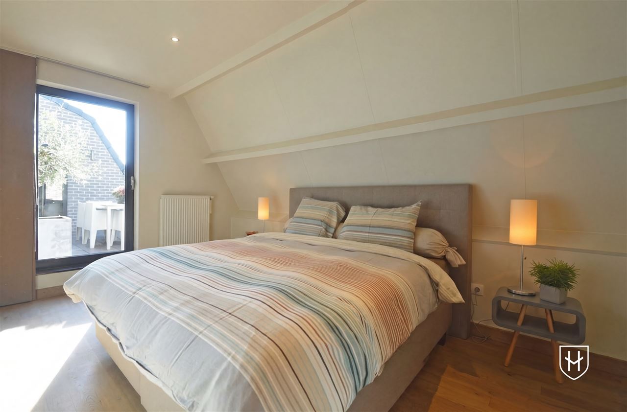 Schitterend penthouse met autostandplaats en riant terras, uniek gelegen in het historische stadscentrum van Stokkem