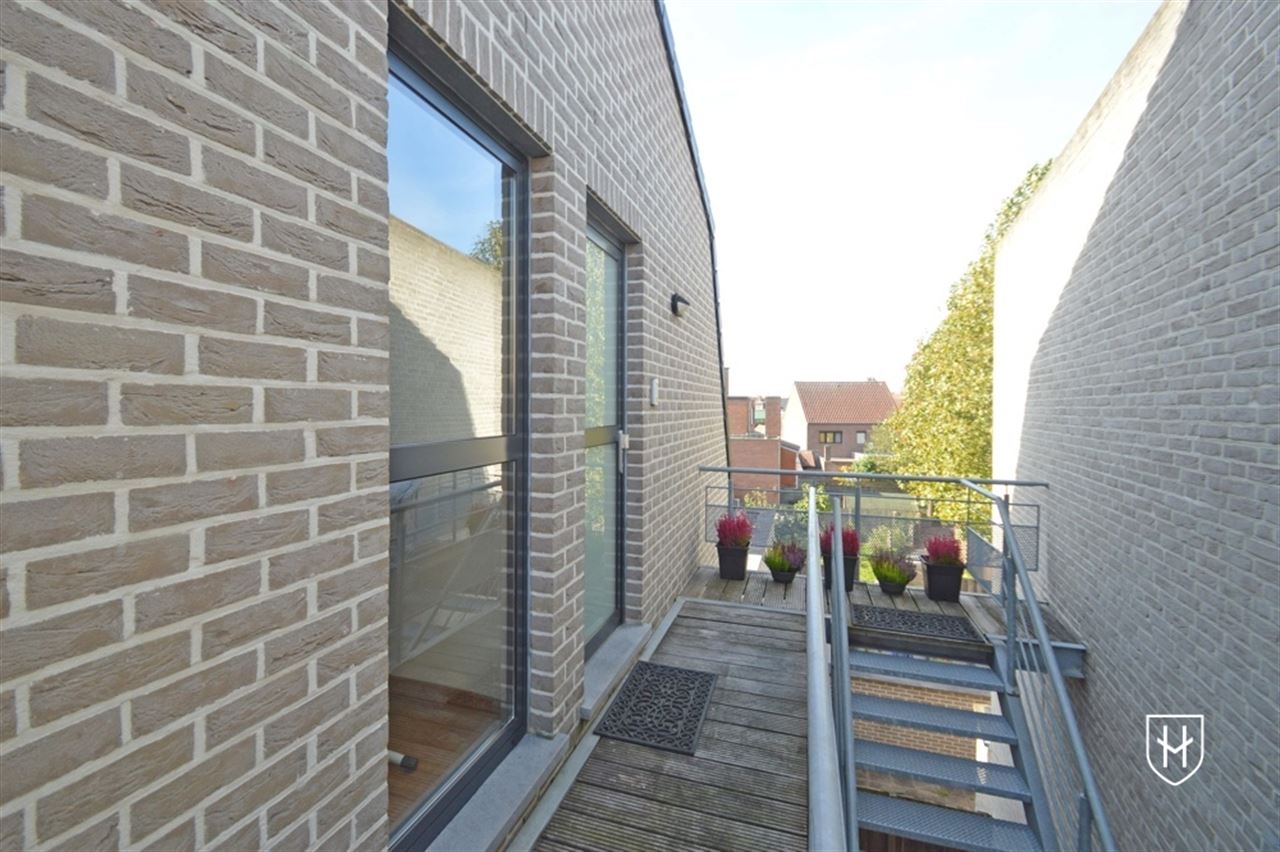 Schitterend penthouse met autostandplaats en riant terras, uniek gelegen in het historische stadscentrum van Stokkem