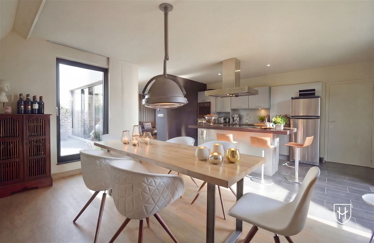 Schitterend penthouse met autostandplaats en riant terras, uniek gelegen in het historische stadscentrum van Stokkem