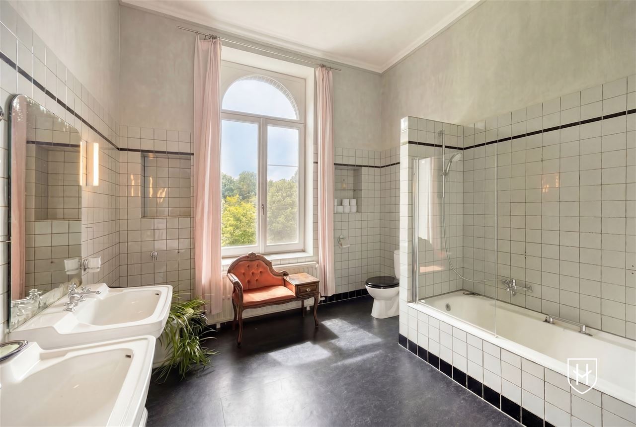 Historic mansion with guest house on a privileged location in an idyllic and natural setting in Visé