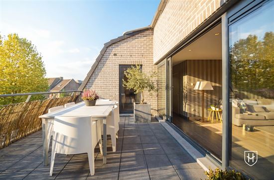 Schitterend penthouse met autostandplaats en riant terras, uniek gelegen in het historische stadscentrum van Stokkem