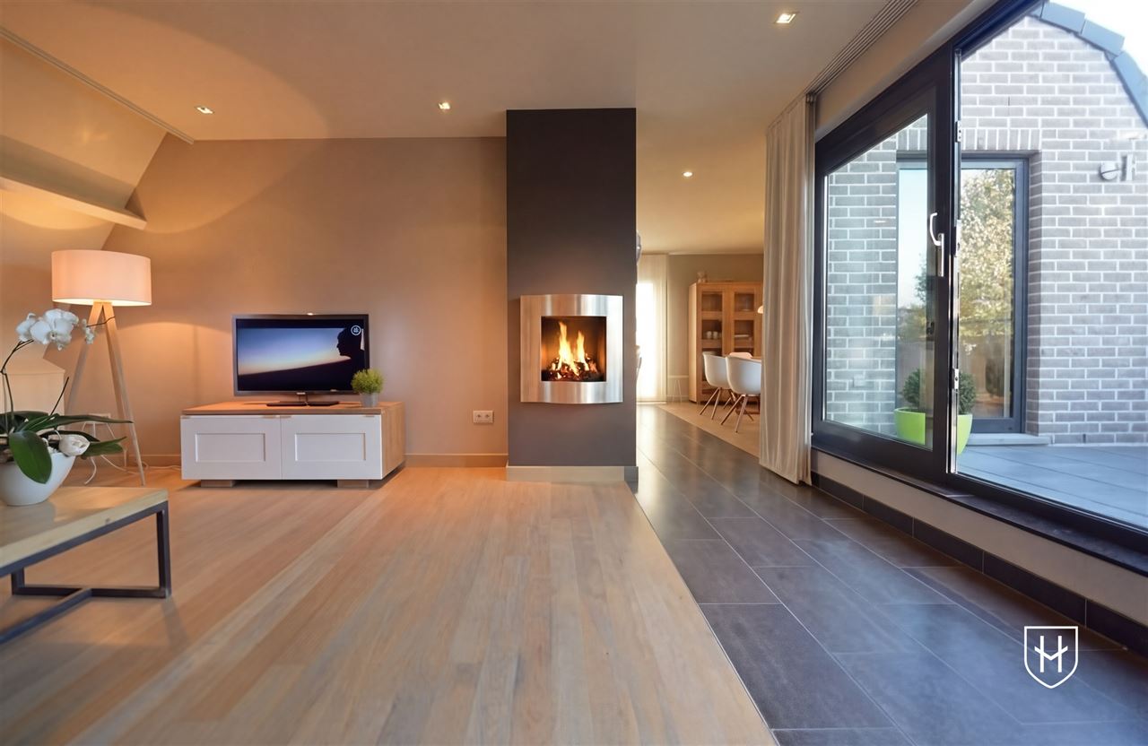 Schitterend penthouse met autostandplaats en riant terras, uniek gelegen in het historische stadscentrum van Stokkem