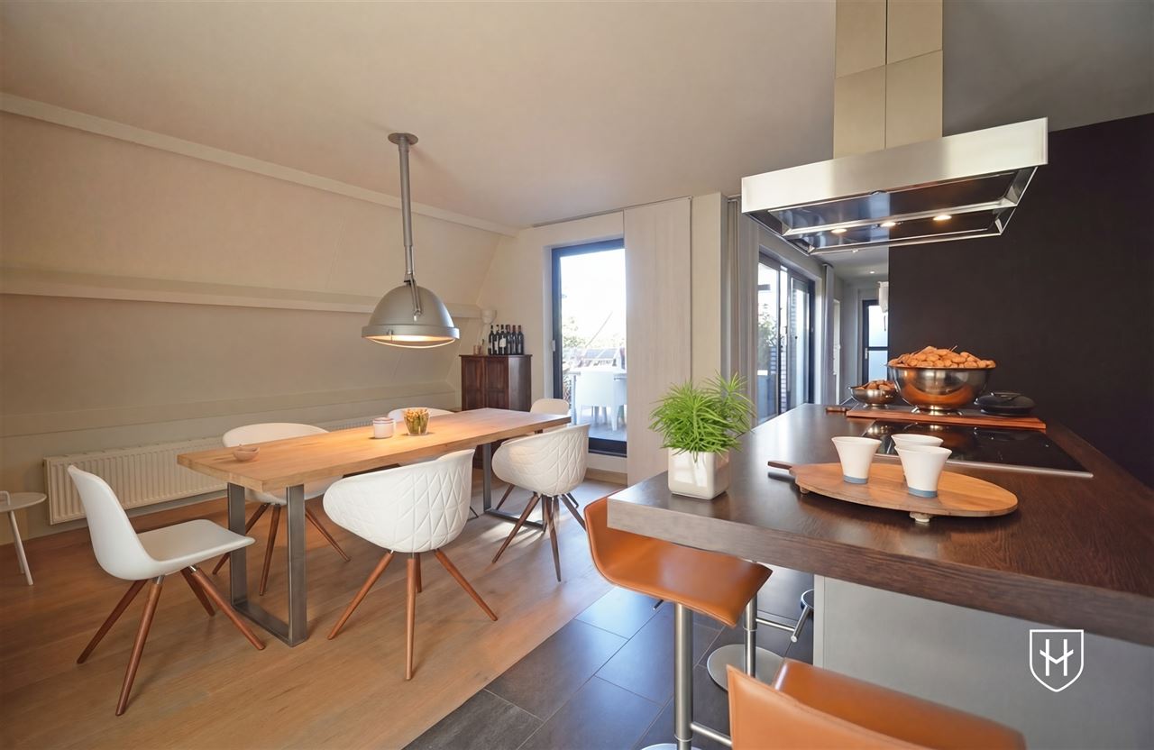 Schitterend penthouse met autostandplaats en riant terras, uniek gelegen in het historische stadscentrum van Stokkem