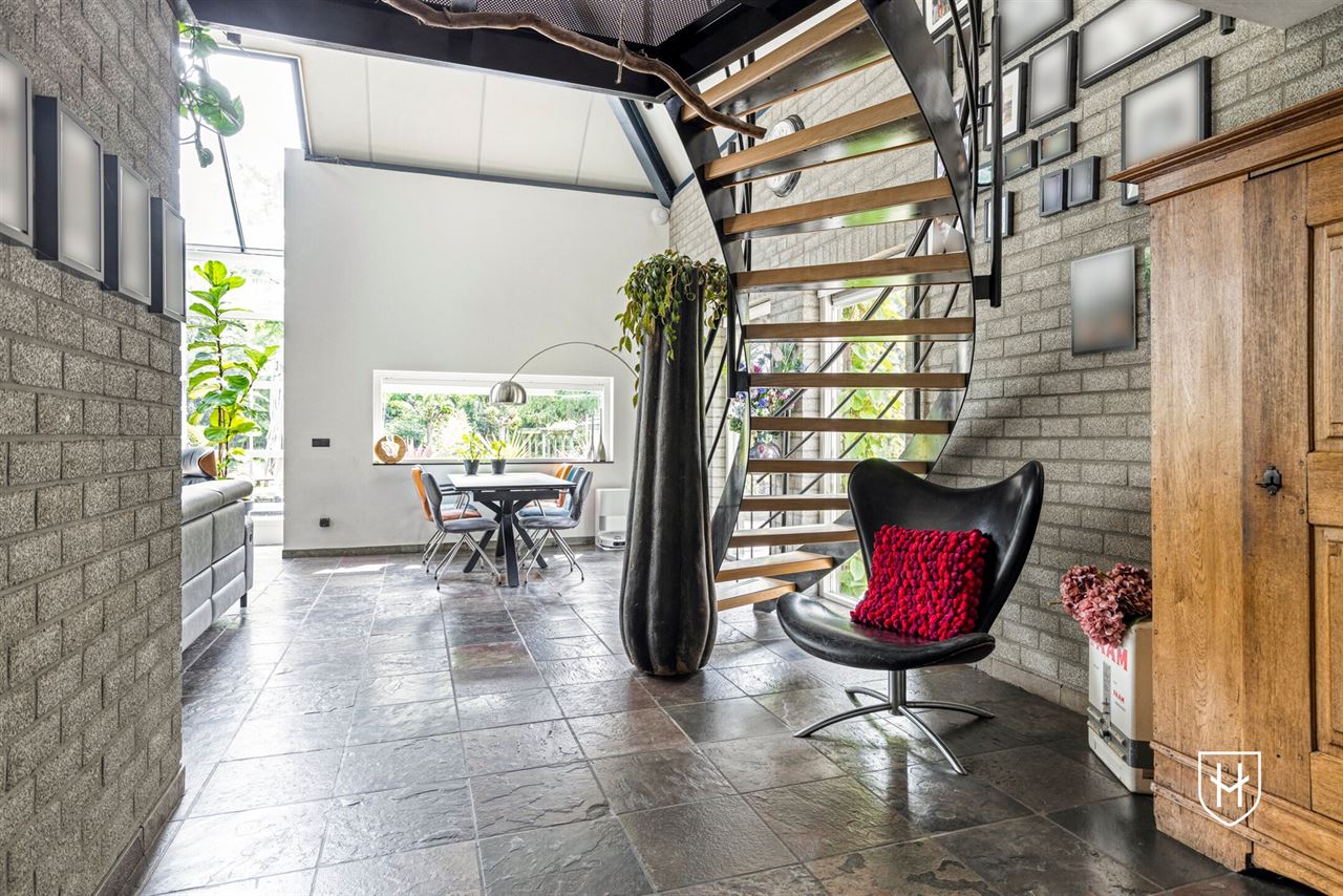 Architecturale woning met indrukwekkende leefruimte met optimaal tuincontact en een bijzondere parktuin met zwemvijver voor een uitzonderlijke natuurbeleving