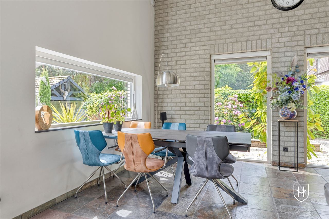Architecturale woning met indrukwekkende leefruimte met optimaal tuincontact en een bijzondere parktuin met zwemvijver voor een uitzonderlijke natuurbeleving