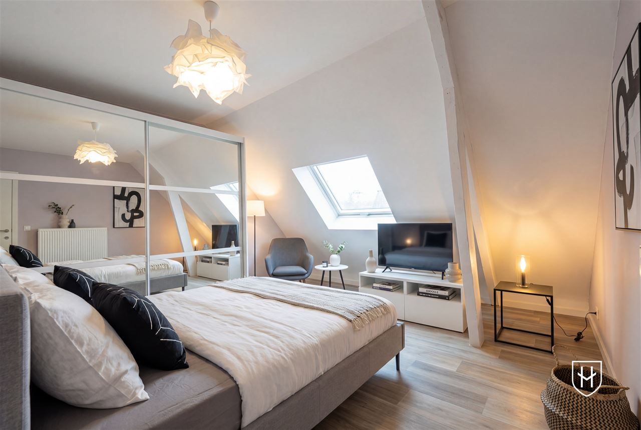 Commercieel gebouw op toplocatie met handelsgelijkvloers, garage en zeer royale bovenwoning met riant dakterras in hartje Lanaken