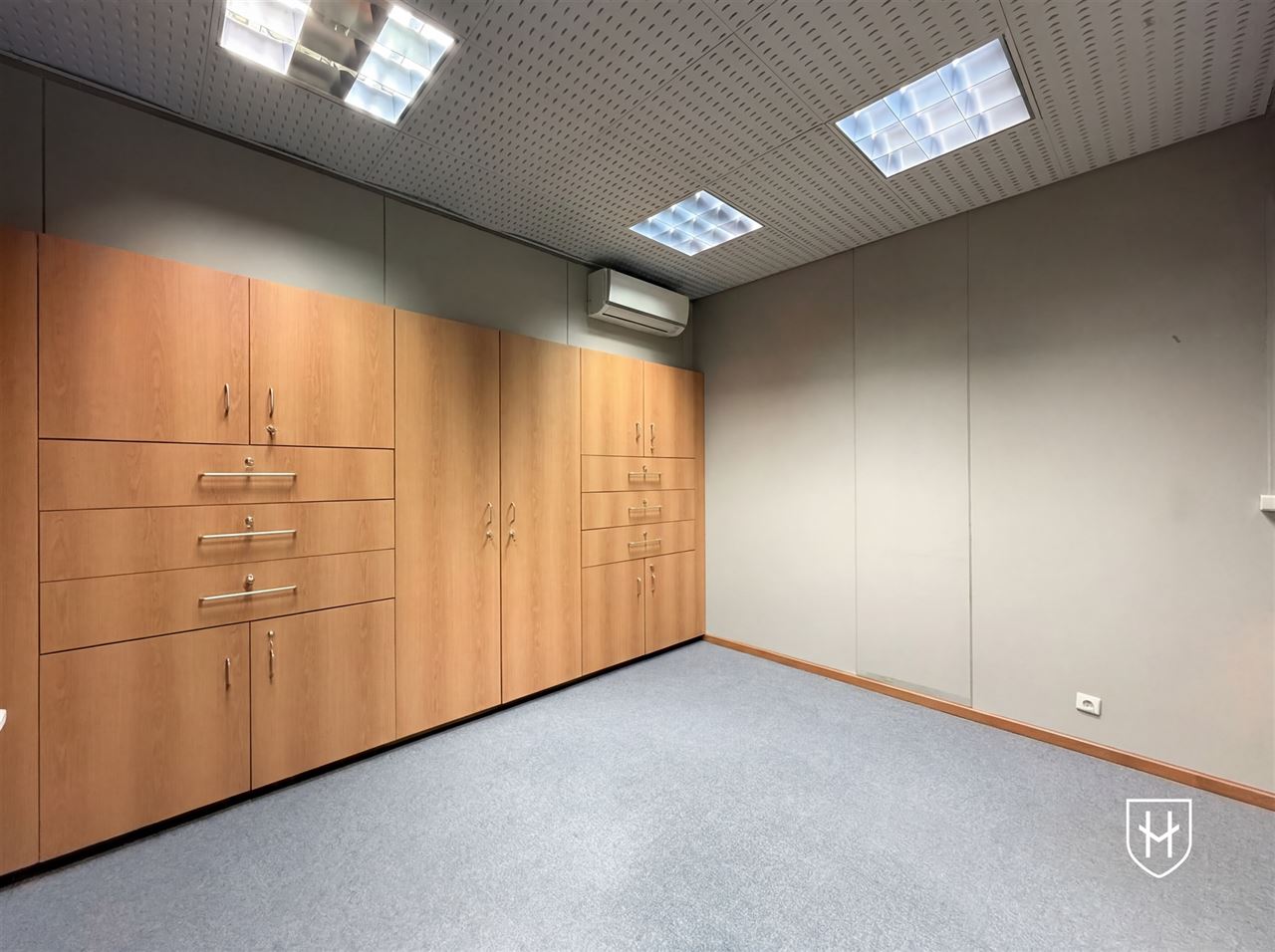 Praktijkruimte / Kantorencomplex 145 m2 op een absolute zichtlocatie in het centrum van Lanaken, tussen het Gemeenteplein en de Jan Rosierlaan.