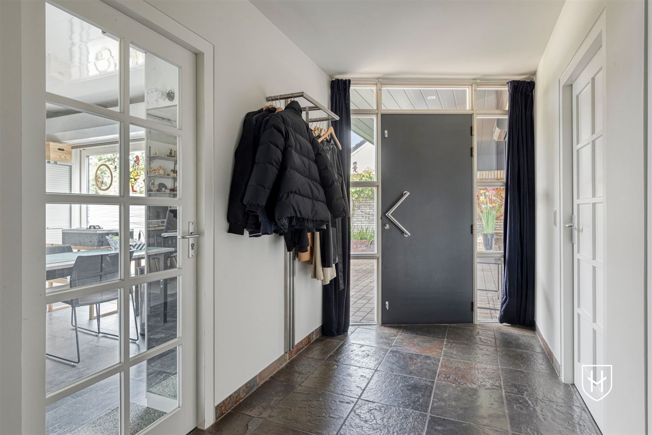 Architecturale woning met indrukwekkende leefruimte met optimaal tuincontact en een bijzondere parktuin met zwemvijver voor een uitzonderlijke natuurbeleving