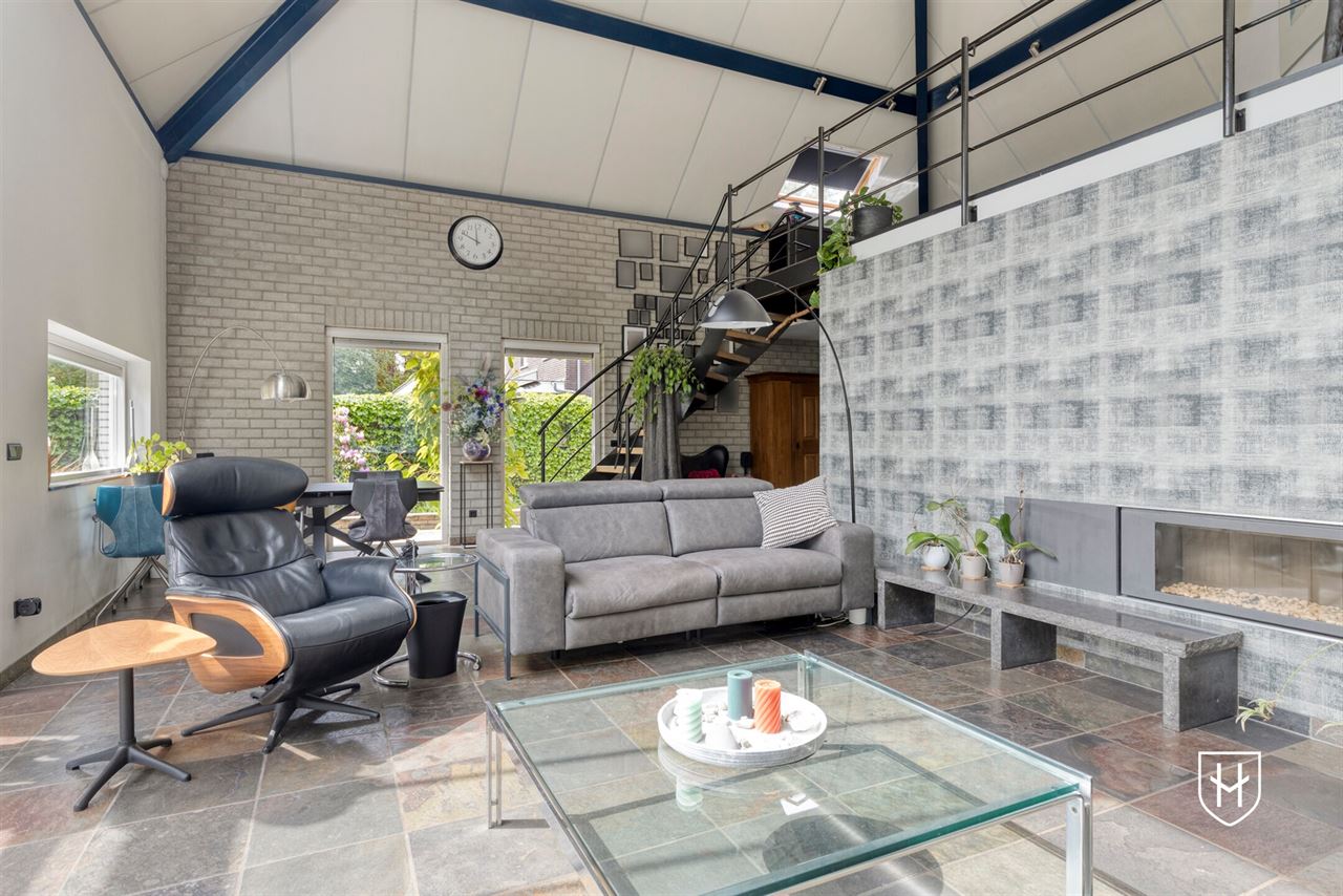 Architecturale woning met indrukwekkende leefruimte met optimaal tuincontact en een bijzondere parktuin met zwemvijver voor een uitzonderlijke natuurbeleving