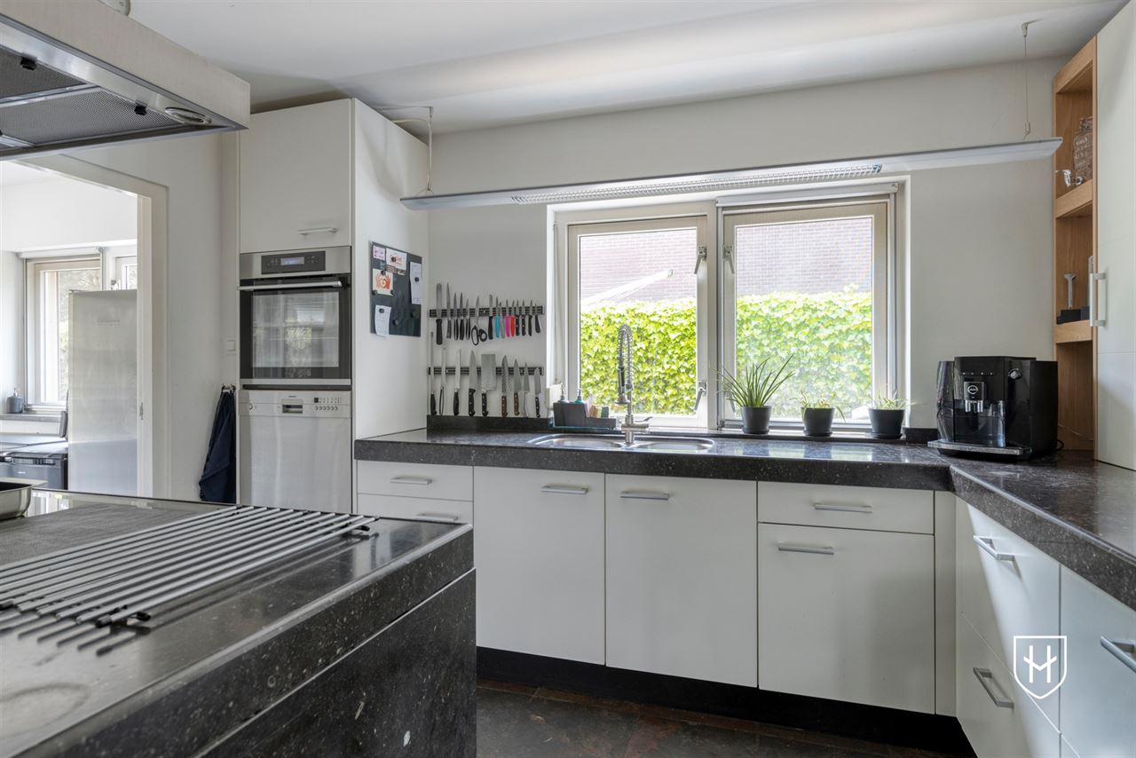 Architecturale woning met indrukwekkende leefruimte met optimaal tuincontact en een bijzondere parktuin met zwemvijver voor een uitzonderlijke natuurbeleving
