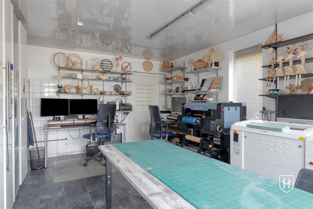 Architecturale woning met indrukwekkende leefruimte met optimaal tuincontact en een bijzondere parktuin met zwemvijver voor een uitzonderlijke natuurbeleving