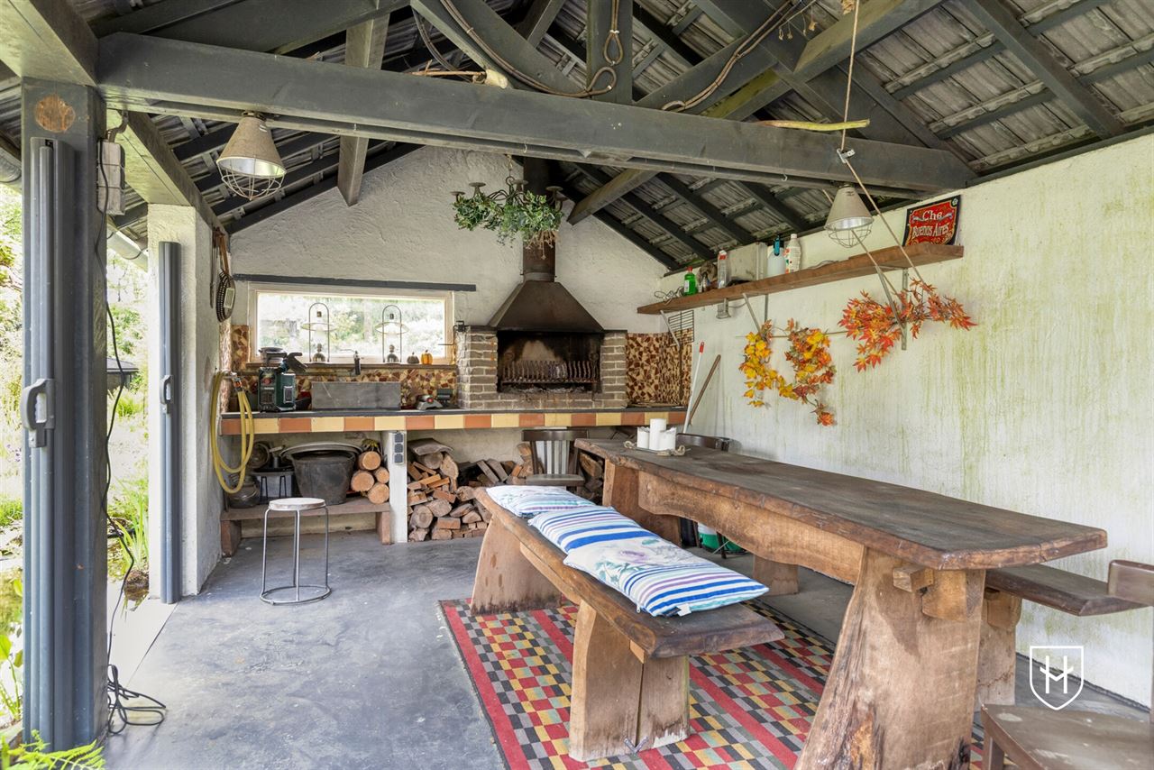 Architecturale woning met indrukwekkende leefruimte met optimaal tuincontact en een bijzondere parktuin met zwemvijver voor een uitzonderlijke natuurbeleving