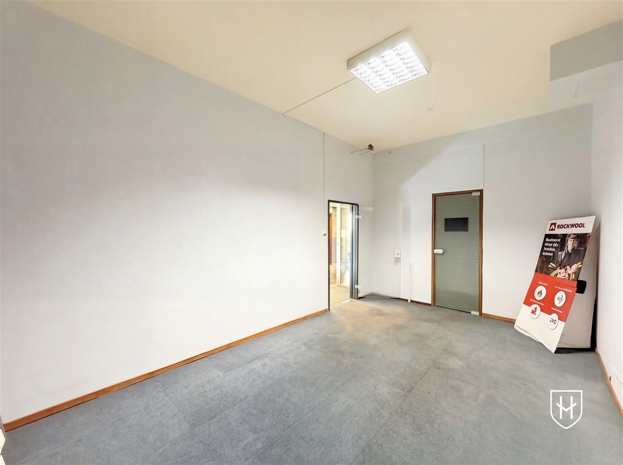 Praktijkruimte / Kantorencomplex 145 m2 op een absolute zichtlocatie in het centrum van Lanaken, tussen het Gemeenteplein en de Jan Rosierlaan.