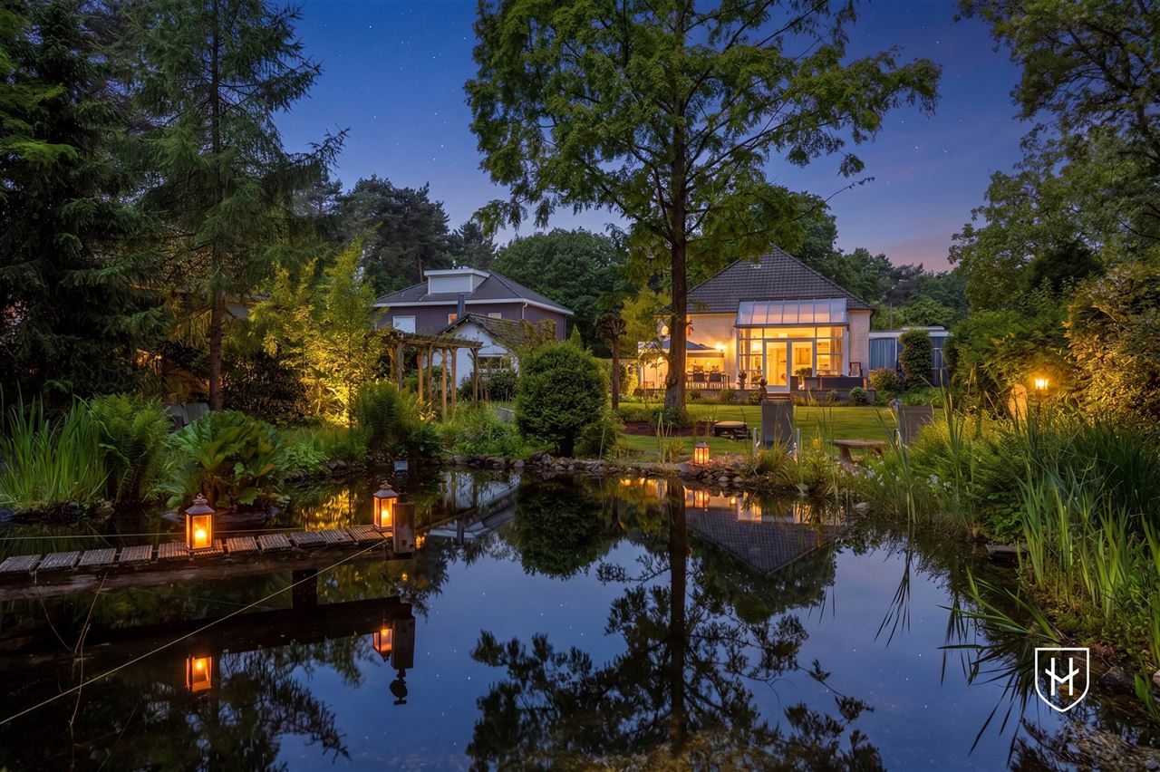 Architecturale woning met indrukwekkende leefruimte met optimaal tuincontact en een bijzondere parktuin met zwemvijver voor een uitzonderlijke natuurbeleving