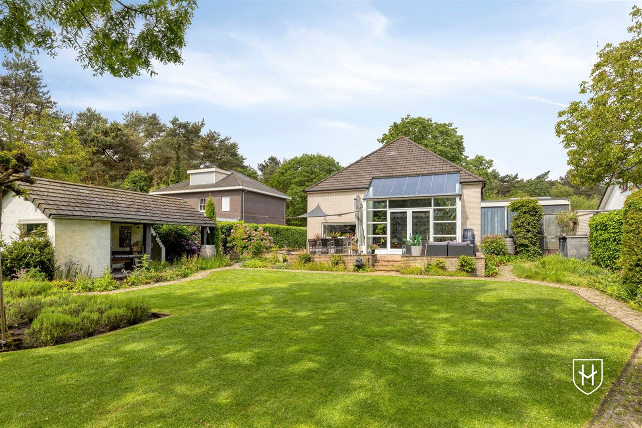 Architecturale woning met indrukwekkende leefruimte met optimaal tuincontact en een bijzondere parktuin met zwemvijver voor een uitzonderlijke natuurbeleving