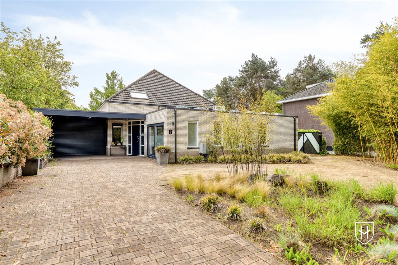 Architecturale woning met indrukwekkende leefruimte met optimaal tuincontact en een bijzondere parktuin met zwemvijver voor een uitzonderlijke natuurbeleving