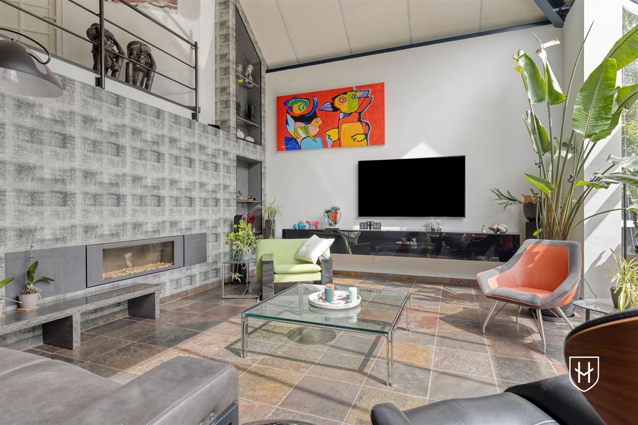 Architecturale woning met indrukwekkende leefruimte met optimaal tuincontact en een bijzondere parktuin met zwemvijver voor een uitzonderlijke natuurbeleving