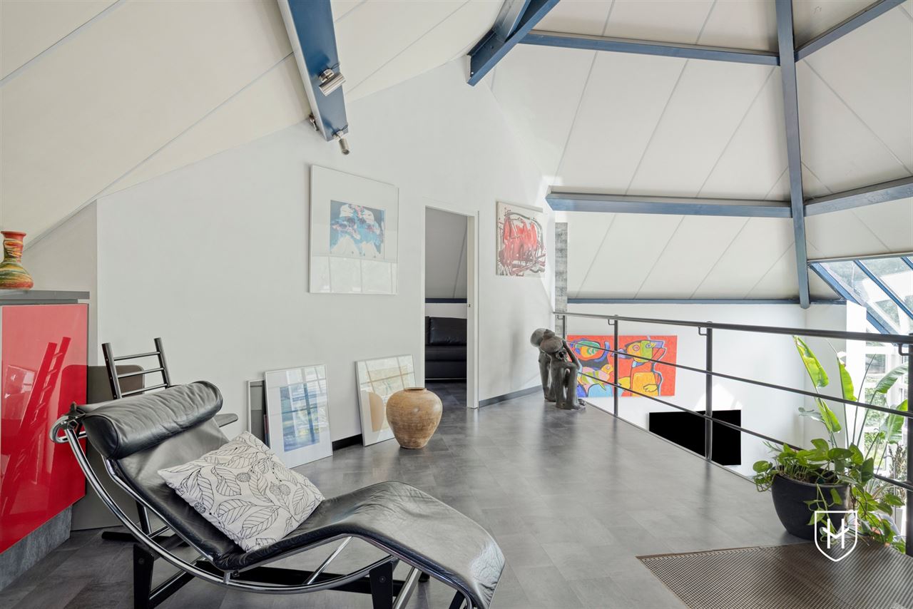 Architecturale woning met indrukwekkende leefruimte met optimaal tuincontact en een bijzondere parktuin met zwemvijver voor een uitzonderlijke natuurbeleving