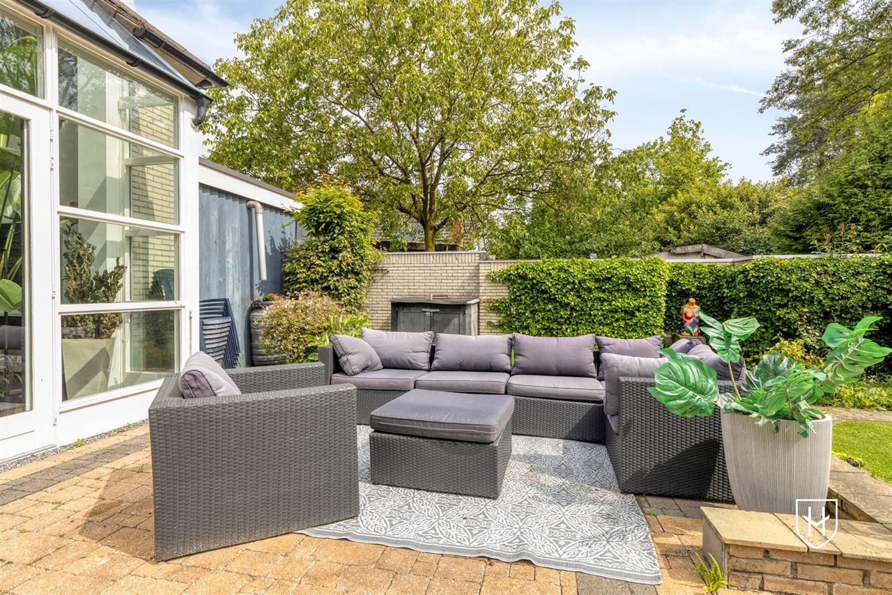 Architectural home with impressive living space with optimal garden contact and a special park garden with swimming pond with an exceptional nature experience
