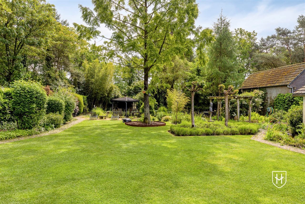 Architecturale woning met indrukwekkende leefruimte met optimaal tuincontact en een bijzondere parktuin met zwemvijver voor een uitzonderlijke natuurbeleving