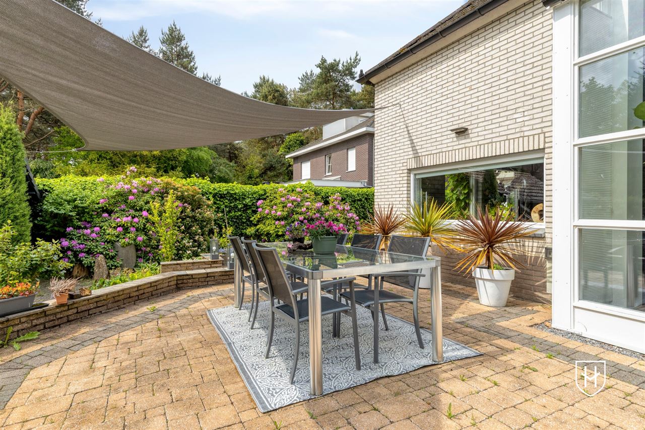 Architectural home with impressive living space with optimal garden contact and a special park garden with swimming pond with an exceptional nature experience