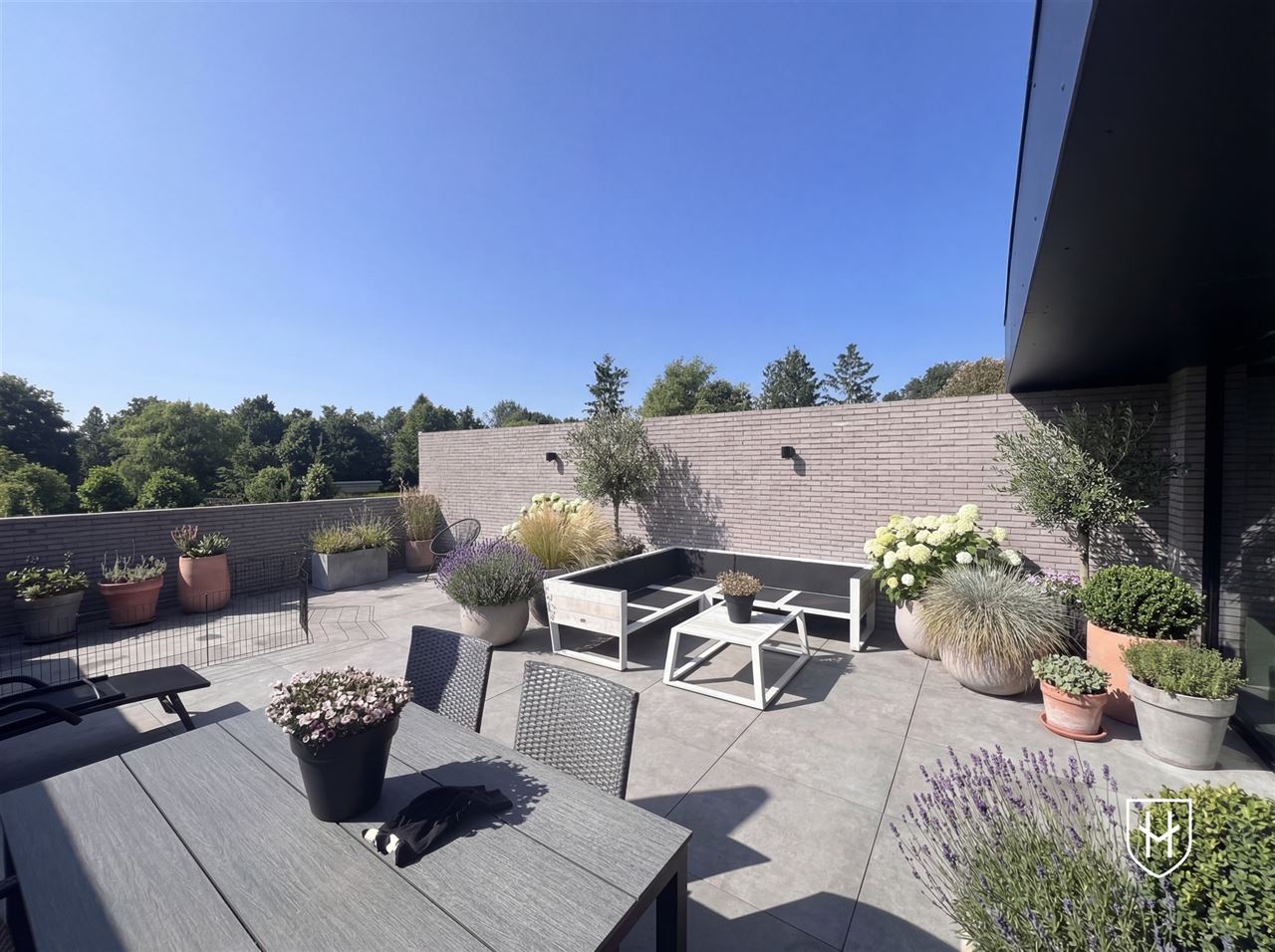 Commercieel gebouw op toplocatie met handelsgelijkvloers, garage en zeer royale bovenwoning met riant dakterras in hartje Lanaken