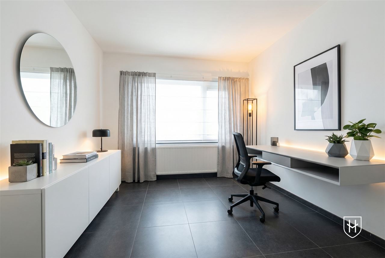 Commercieel gebouw op toplocatie met handelsgelijkvloers, garage en zeer royale bovenwoning met riant dakterras in hartje Lanaken