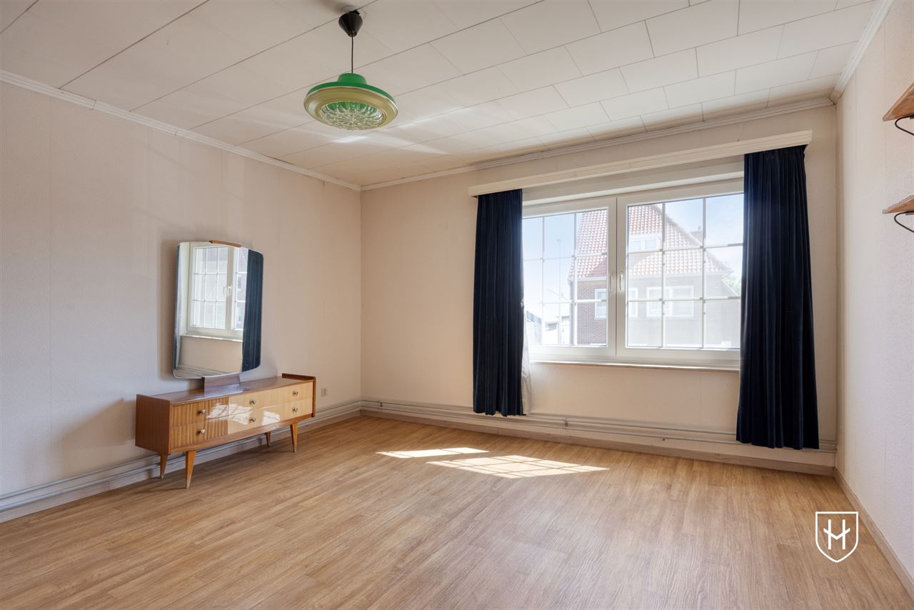 Goed onderhouden gezinswoning met 4 slaapkamers en zonnepanelen, gelegen in het geliefde kerkdorpje Veldwezelt, op steenworp afstand van Maastricht.
