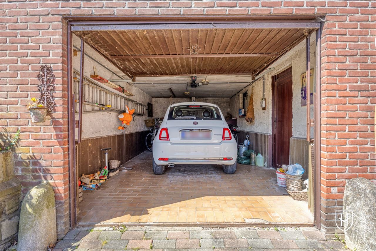 Goed onderhouden gezinswoning met 4 slaapkamers en zonnepanelen, gelegen in het geliefde kerkdorpje Veldwezelt, op steenworp afstand van Maastricht.