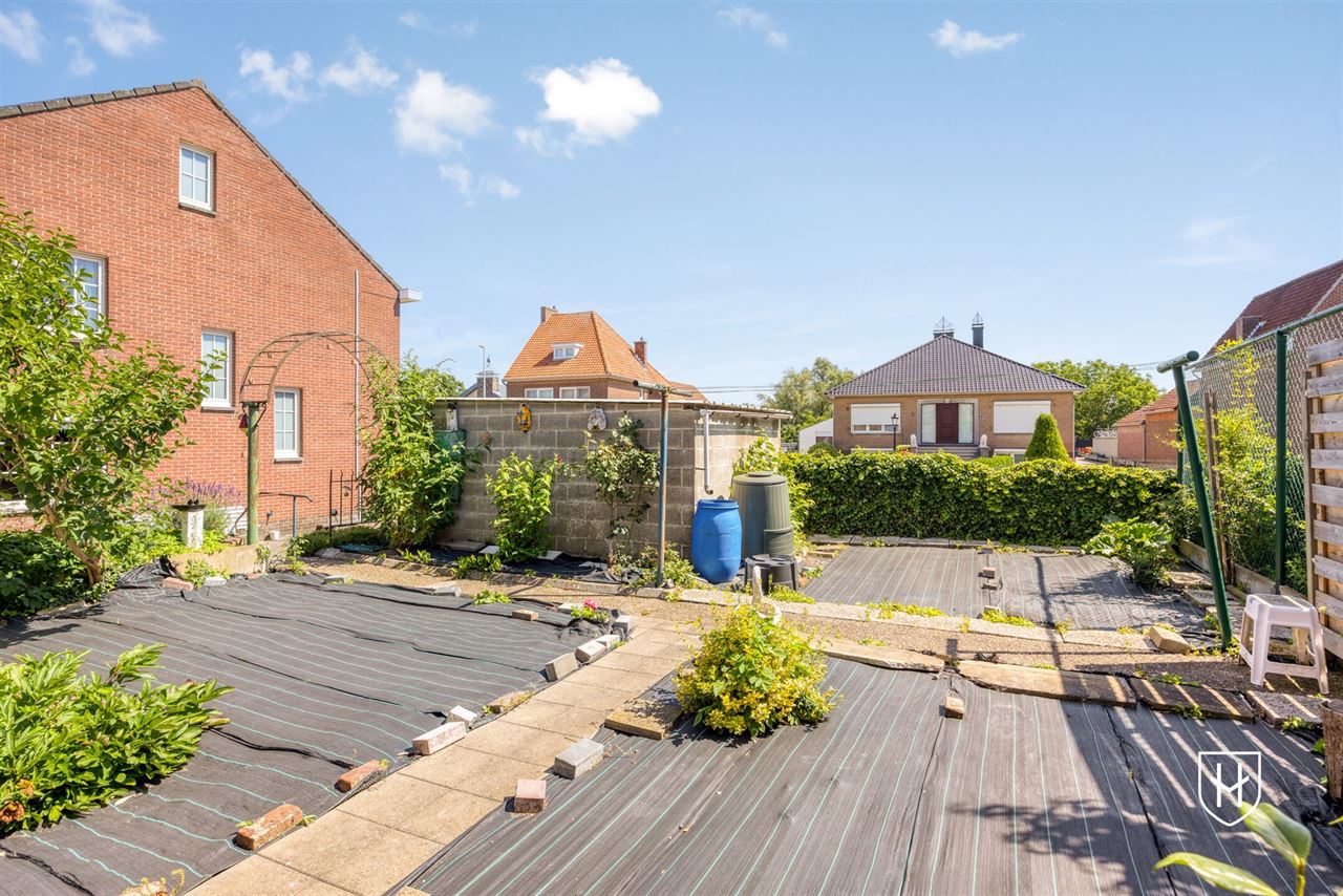 Goed onderhouden gezinswoning met 4 slaapkamers en zonnepanelen, gelegen in het geliefde kerkdorpje Veldwezelt, op steenworp afstand van Maastricht.