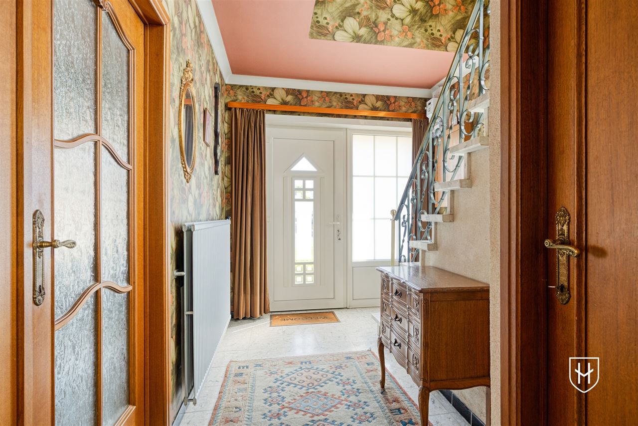 Goed onderhouden gezinswoning met 4 slaapkamers en zonnepanelen, gelegen in het geliefde kerkdorpje Veldwezelt, op steenworp afstand van Maastricht.