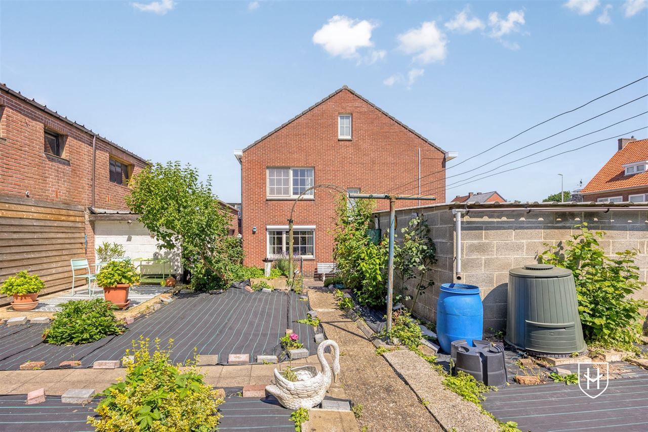 Goed onderhouden gezinswoning met 4 slaapkamers en zonnepanelen, gelegen in het geliefde kerkdorpje Veldwezelt, op steenworp afstand van Maastricht.