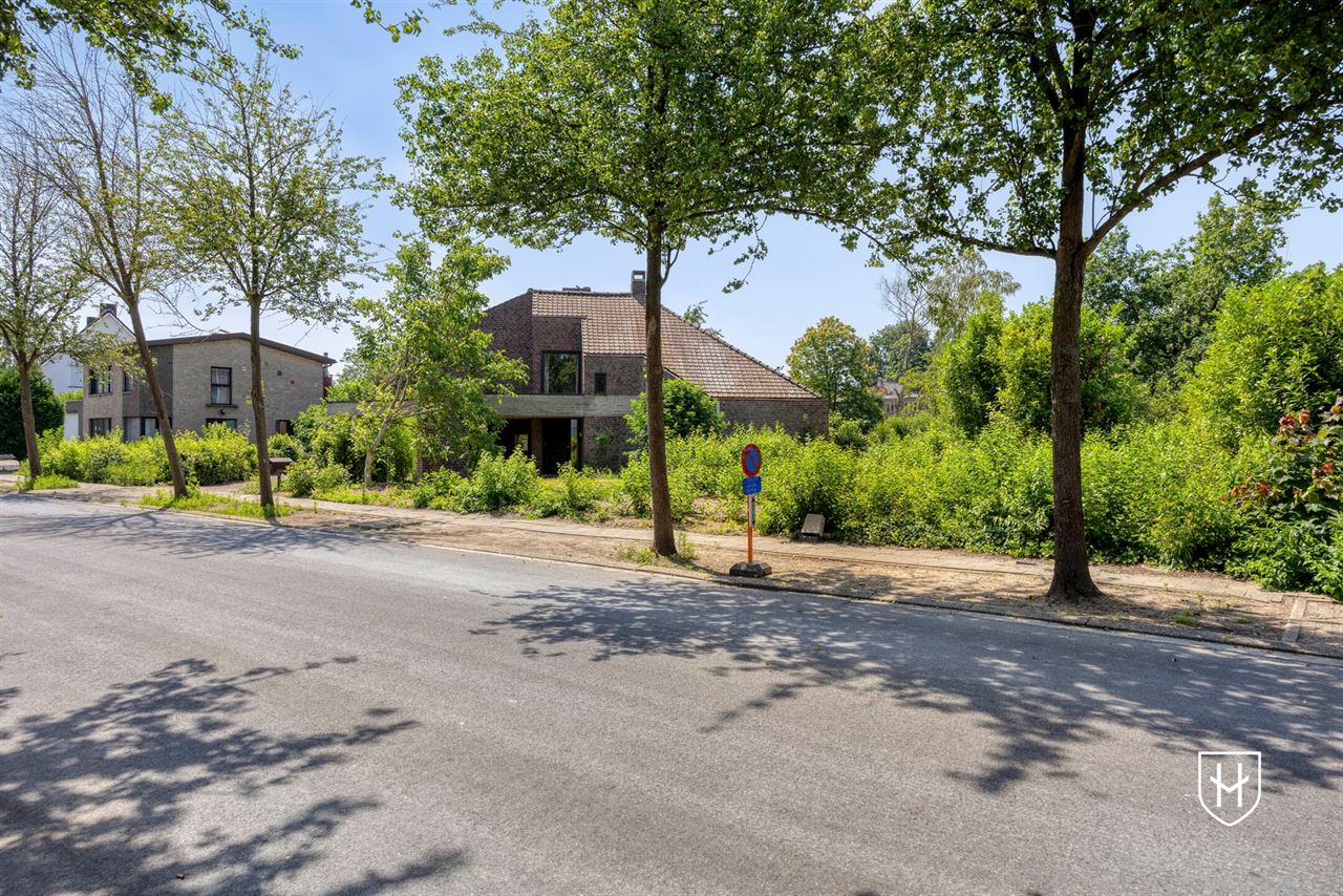 Modernistische architectenwoning op een royaal zonnig perceel op een residentiële zichtlocatie te Mol