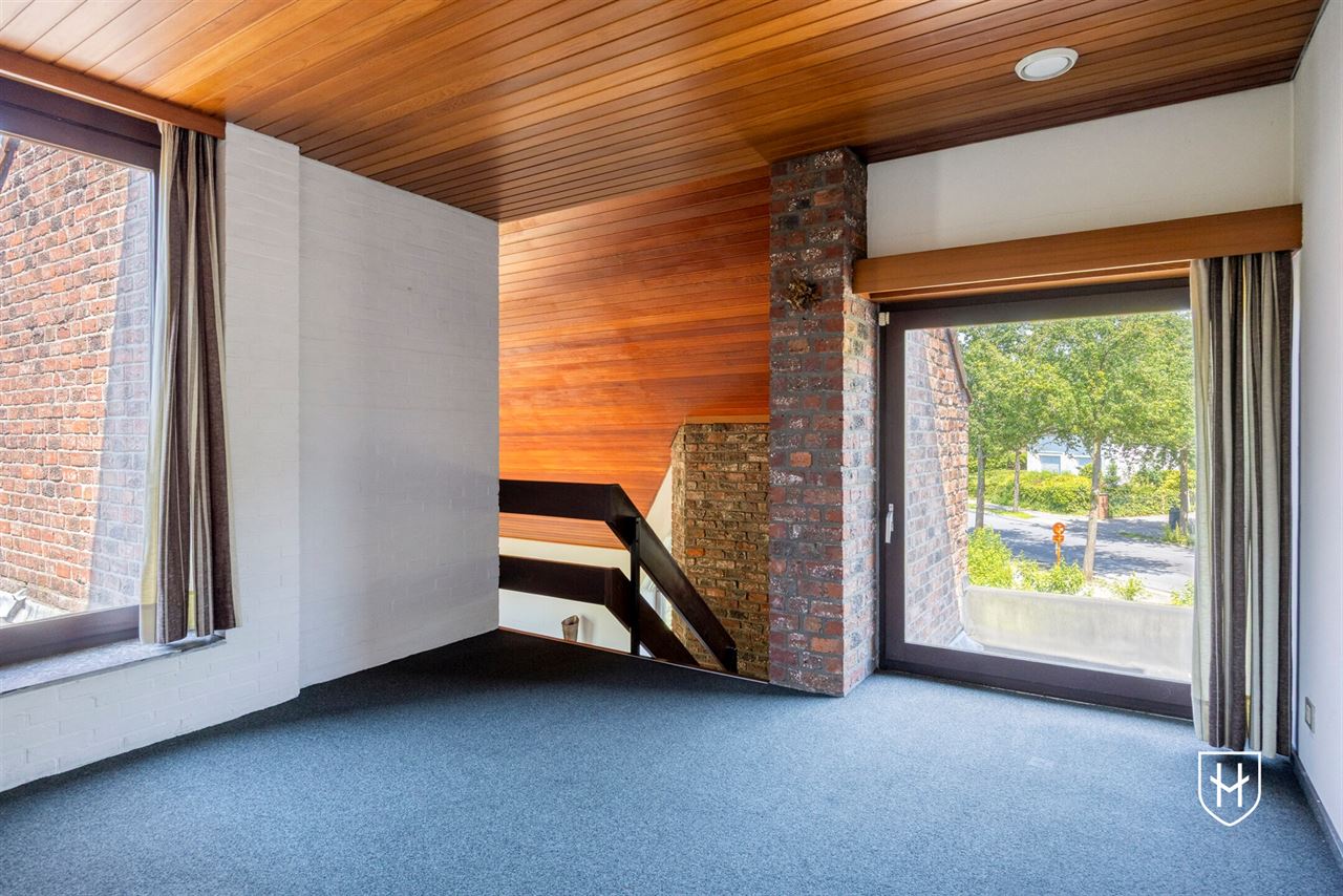 Modernistische architectenwoning op een royaal zonnig perceel op een residentiële zichtlocatie te Mol