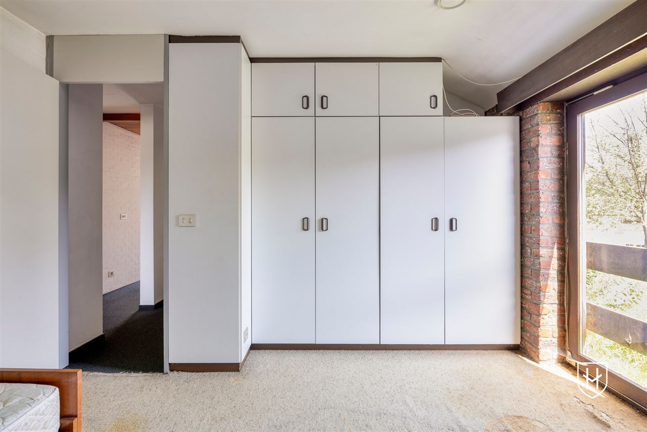 Modernistische architectenwoning op een royaal zonnig perceel op een residentiële zichtlocatie te Mol