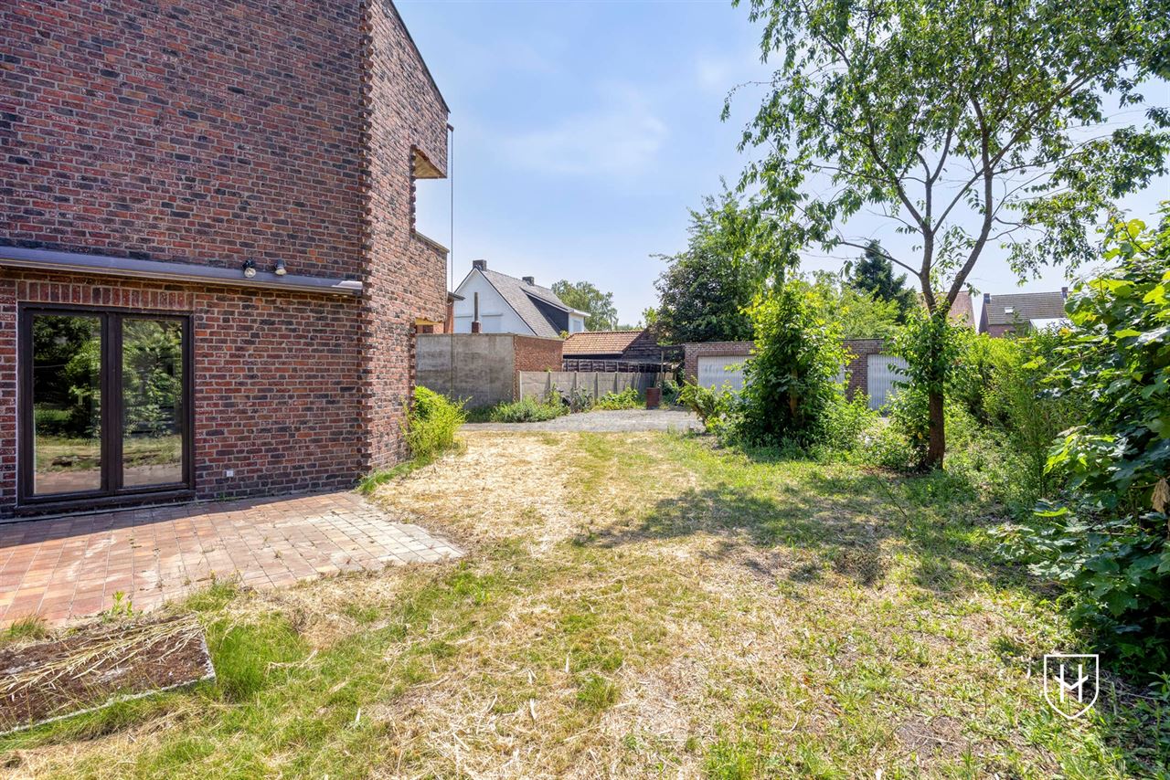 Modernistische architectenwoning op een royaal zonnig perceel op een residentiële zichtlocatie te Mol