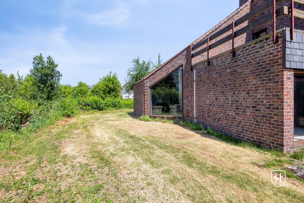 Modernistische architectenwoning op een royaal zonnig perceel op een residentiële zichtlocatie te Mol
