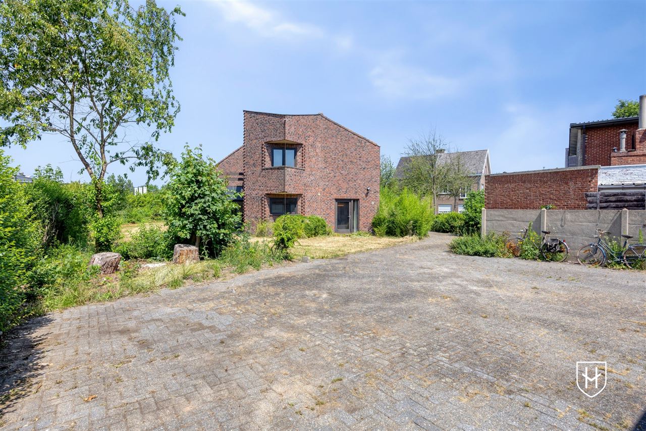 Modernistische architectenwoning op een royaal zonnig perceel op een residentiële zichtlocatie te Mol