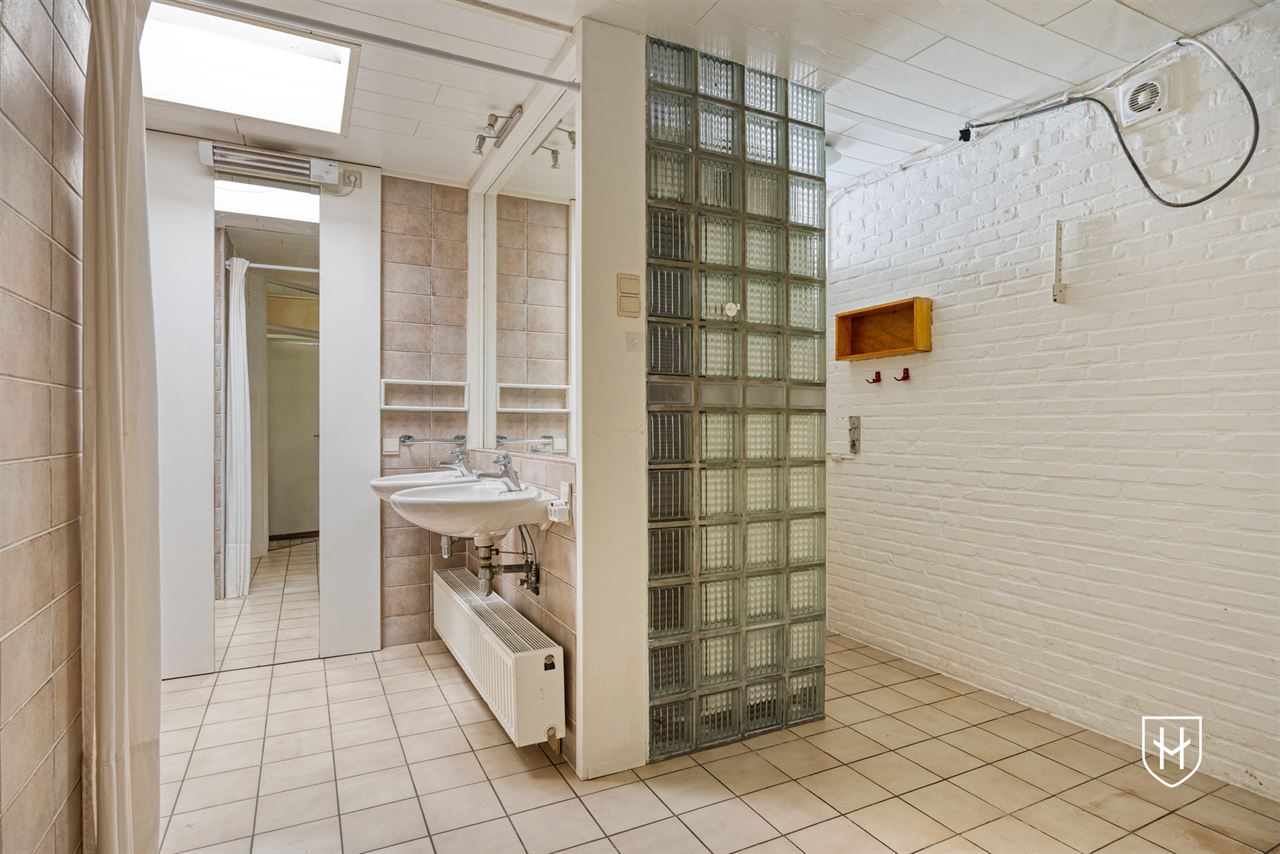 Karaktervolle modernistische bungalow van architect Lode Vandenbroek met 4 slaapkamers op een geliefde locatie te Lommel