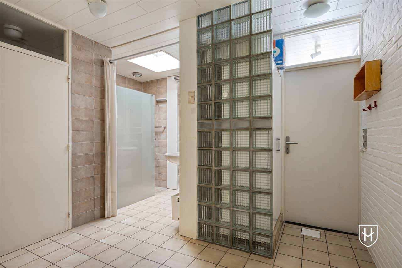 Karaktervolle modernistische bungalow van architect Lode Vandenbroek met 4 slaapkamers op een geliefde locatie te Lommel
