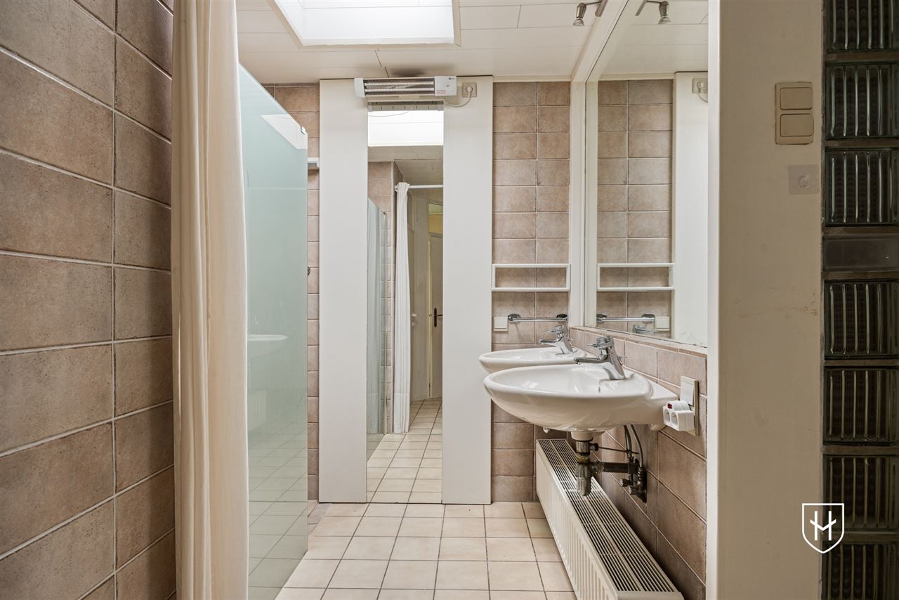 Karaktervolle modernistische bungalow van architect Lode Vandenbroek met 4 slaapkamers op een geliefde locatie te Lommel