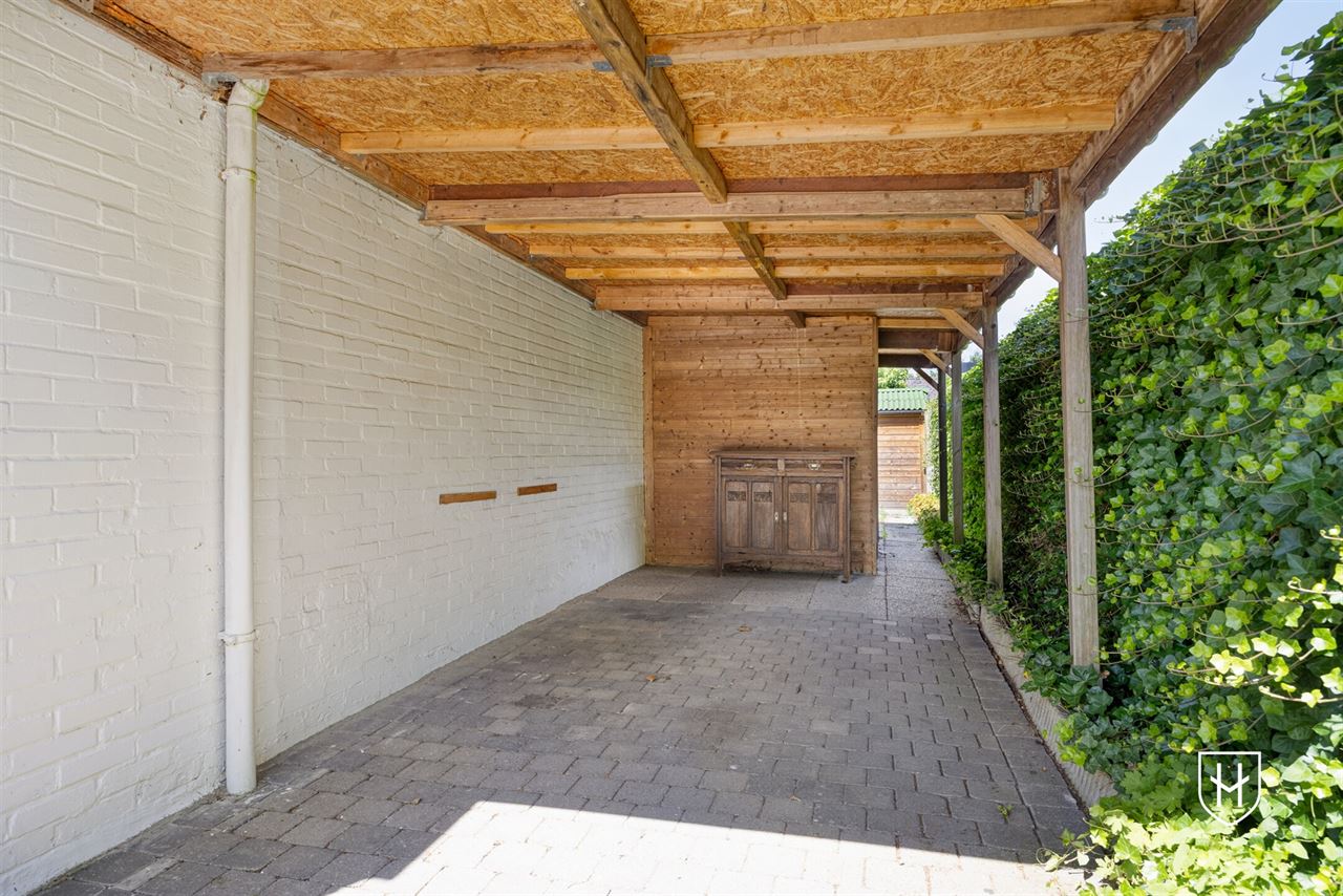 Karaktervolle modernistische bungalow van architect Lode Vandenbroek met 4 slaapkamers op een geliefde locatie te Lommel